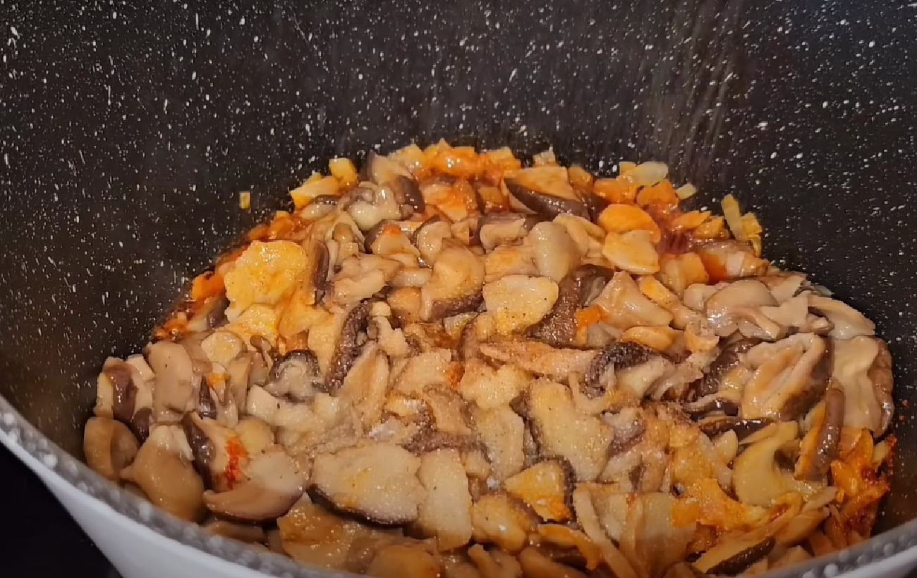 "Лінивий" гуцульський дерун з білими грибами: український рецепт ситної страви в соусі